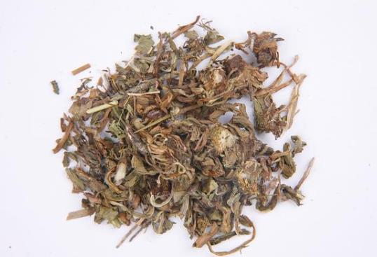 長期睡前玩手機(jī)的人,面部若有3癥狀,可能是肝在“吐槽”